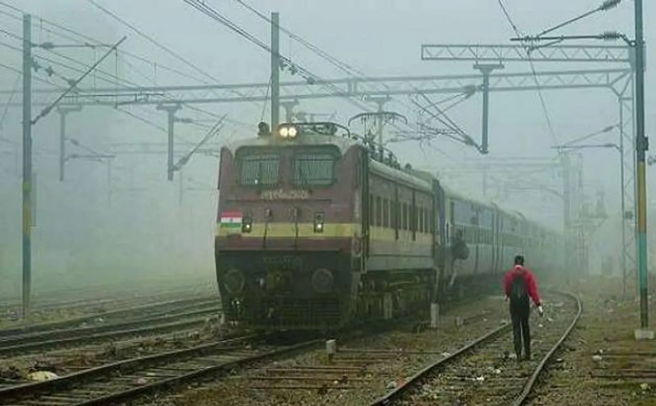 धुंध ने रेल के पहियों पर लगाया ब्रेक, 8 ट्रेनें रद्द, 69 लेट