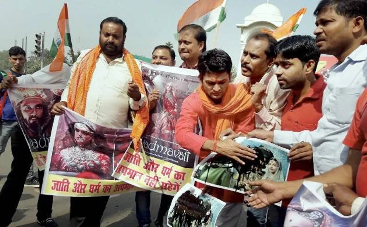 राजस्थान के बाद बेंगलुरु में 'पद्मावती' को बैन करने की मांग, करणी सेना ने किया विरोध प्रदर्शन