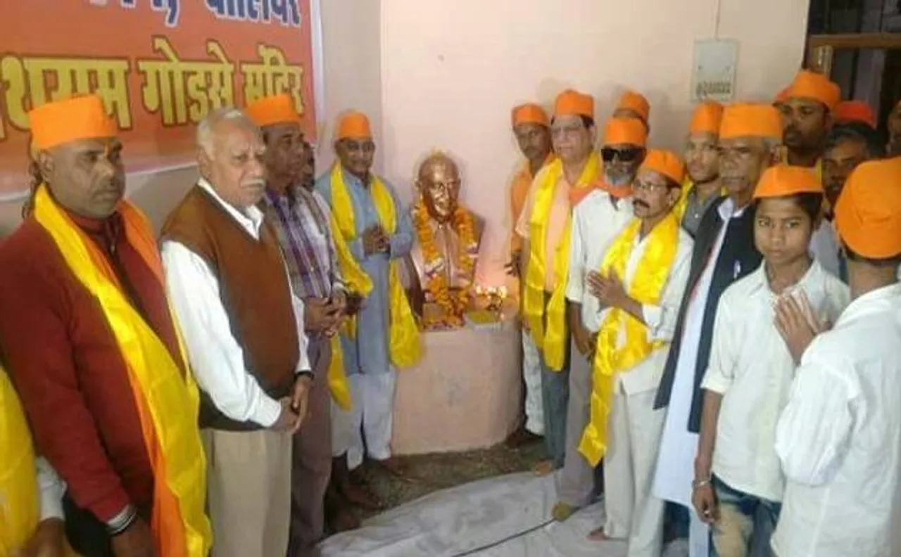 ग्वालियर में हिंदू महासभा ने लगाई महात्मा गांधी के हत्यारे नाथूराम गोडसे की प्रतिमा