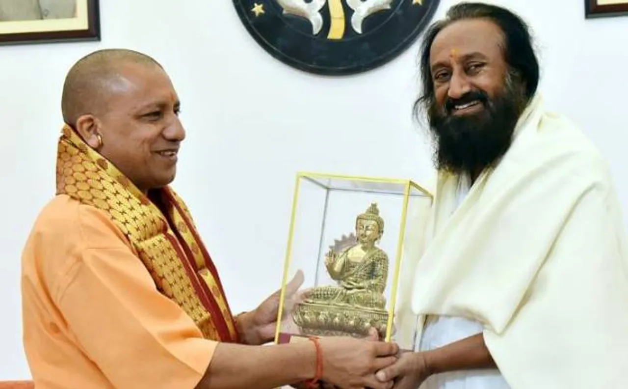 मंदिर-मस्जिद विवाद: सीएम योगी आदित्यनाथ से मिले श्री श्री रविशंकर, कल जाएंगे अयोध्या