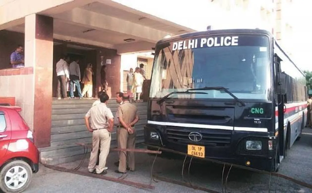 रोहिणी कोर्ट शूटआउट: नाबालिग़ समेत तीन गिरफ़्तार, पुलिस बोली- धोखे में चलाई गोली