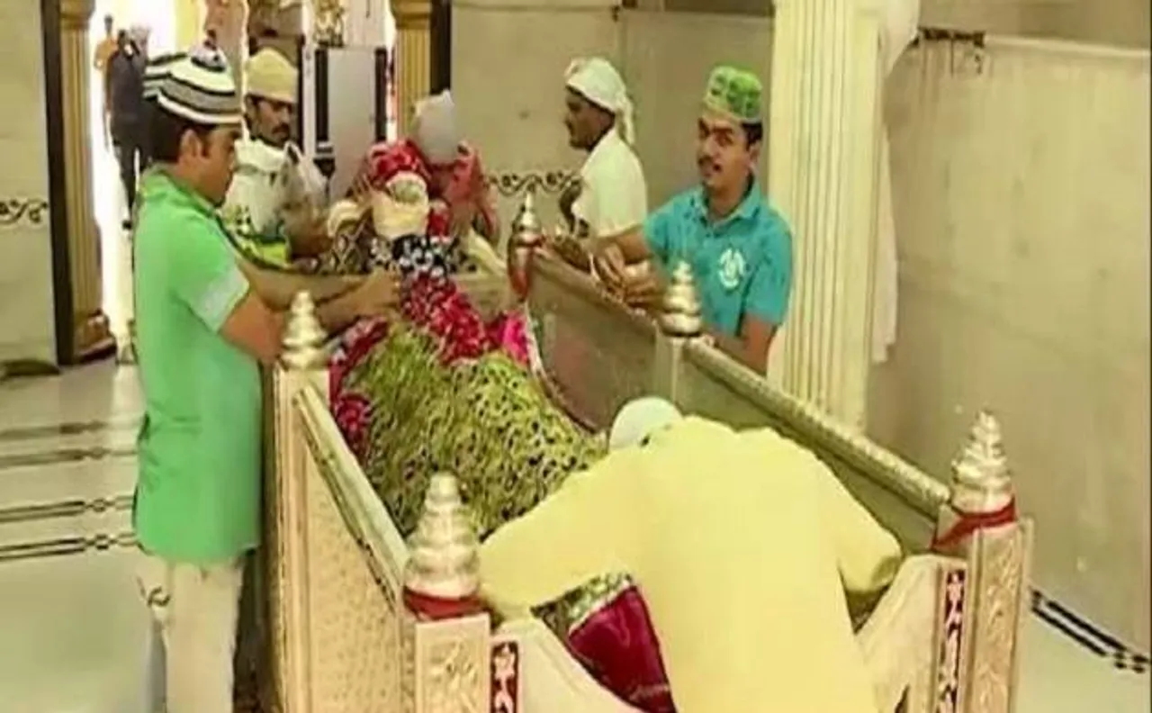 गुजरात चुनाव: गैबनशाह पीर दरगाह से डायरो लोक गीतों तक, हर जगह छाया चुनावी माहौल