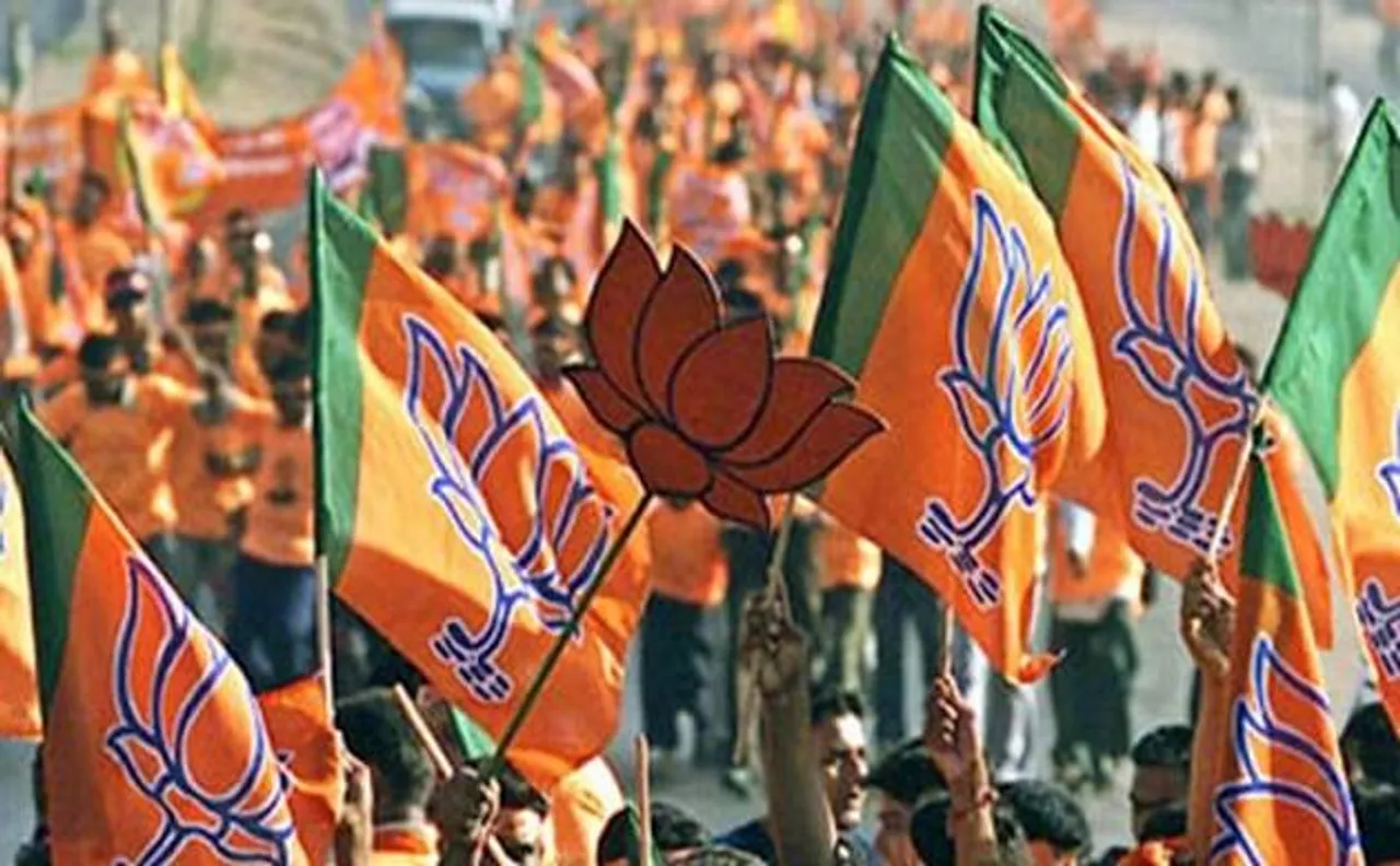गुजरात चुनाव: BJP में घमासान, अब पूर्व सांसद कांजी पटेल और उनके बेटे ने दिया पार्टी से इस्तीफा