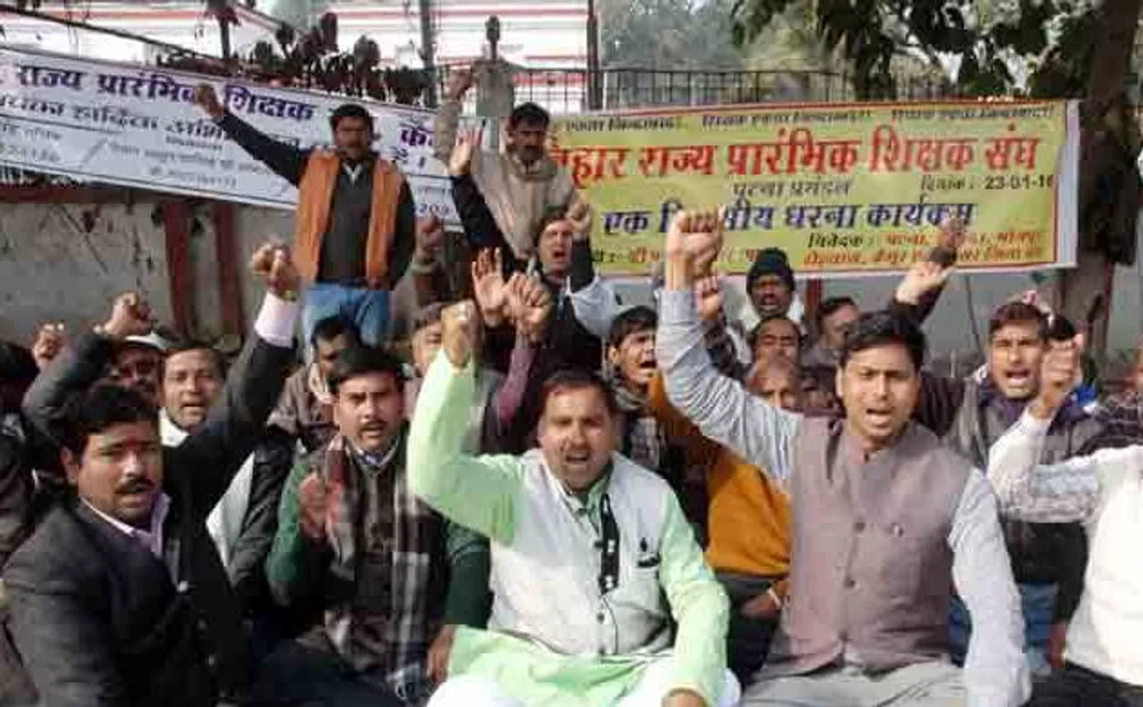 बिहार : 'खुले में शौच' की निगरानी के निर्देश पर बिफरा शिक्षक संघ
