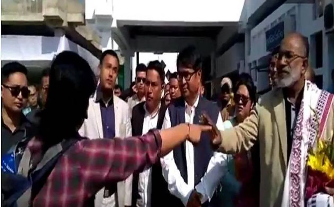 फ्लाइट में देरी होने पर महिला ने एयरपोर्ट पर केंद्रीय मंत्री को सुनाई खरी-खोटी
