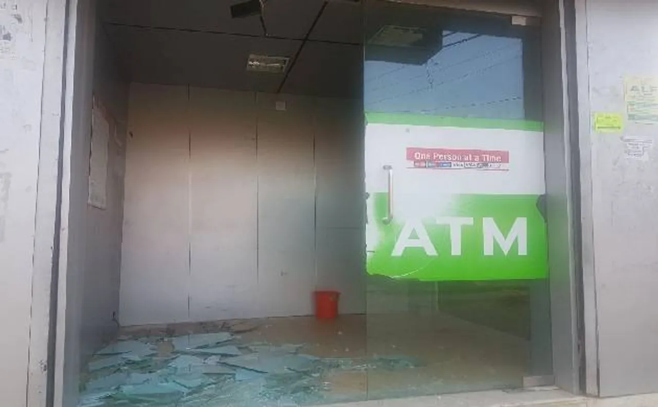 जम्मू-कश्मीर: शोपियां में अस्पताल परिसर से अनजान लोग उड़ा ले गए ATM
