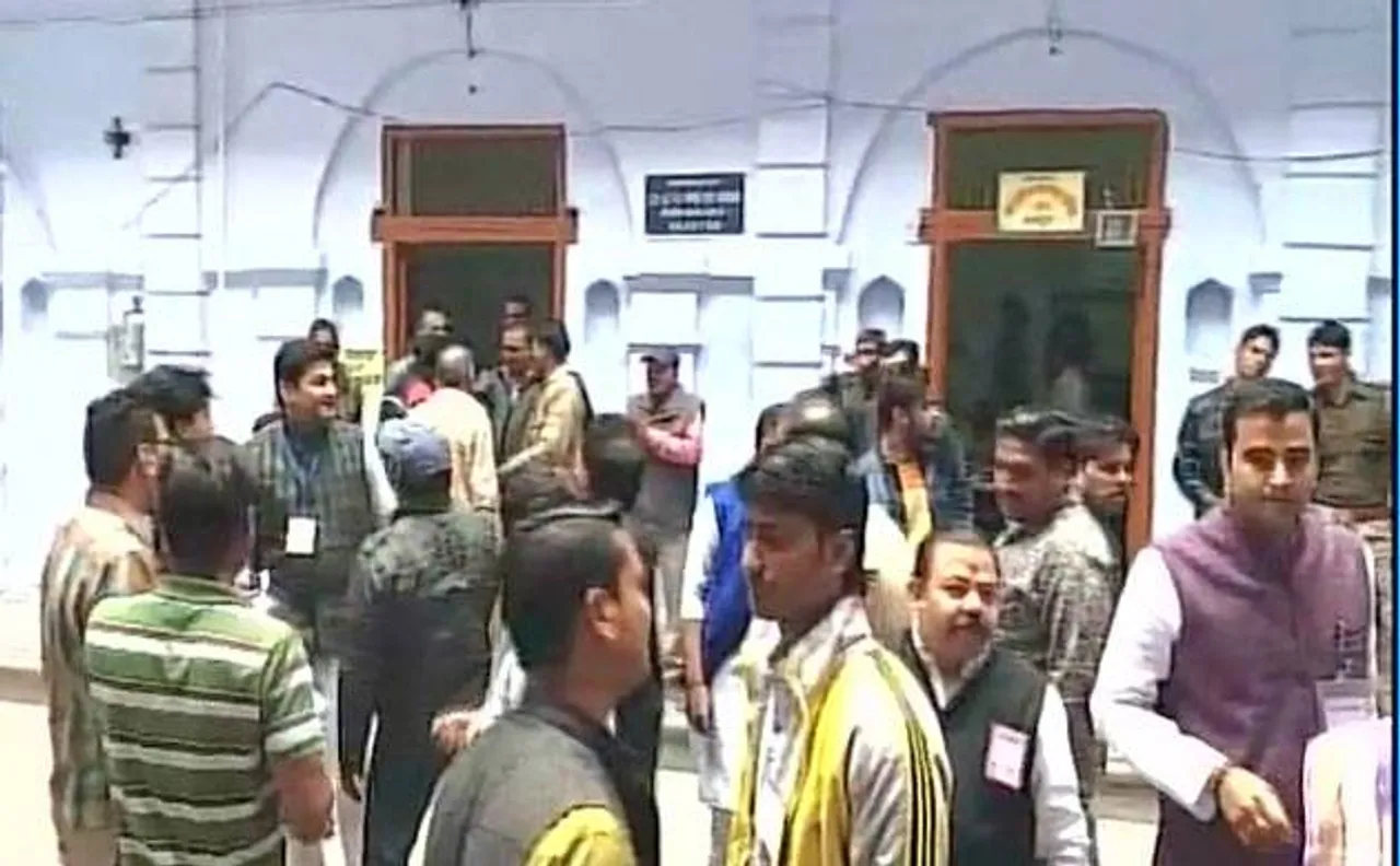 LIVE: यूपी निकाय चुनाव के पहले चरण की वोटिंग जारी, योगी सरकार की कड़ी परीक्षा