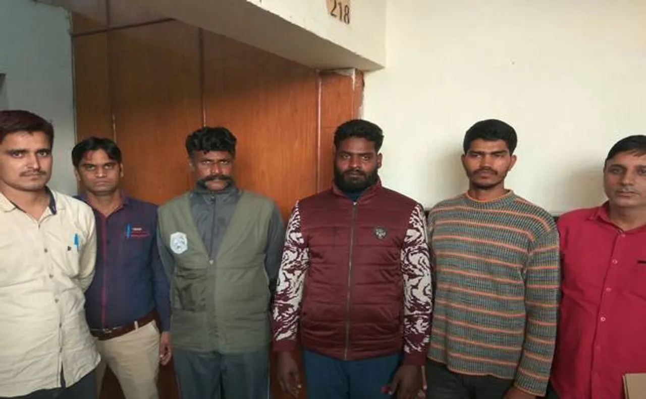 दिल्ली पुलिस ने वॉन्टेड बाप-बेटे को हत्या के आरोप में किया गिरफ्तार