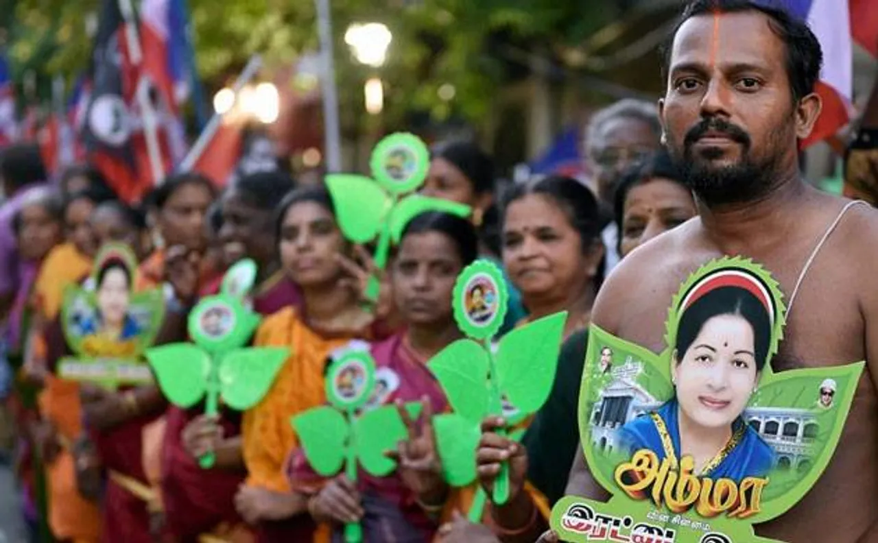 AIADMK चुनाव चिह्न 'दो पत्ती' ईपीएस-ओपीएस गुट को, शशिकला को झटका