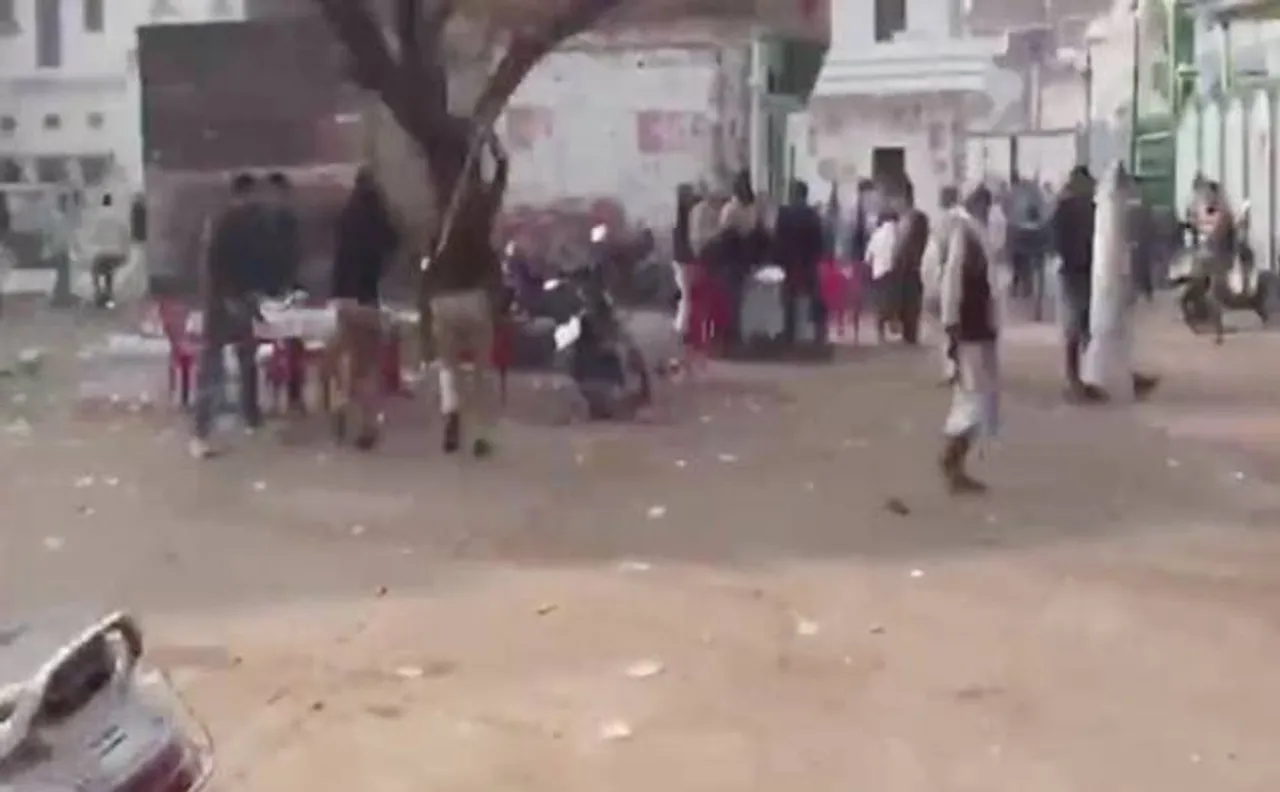 यूपी नगर निकाय चुनाव: बाराबंकी पुलिस ने पोलिंग एजेंट्स पर किया लाठीचार्ज, तोड़ी कुर्सियां
