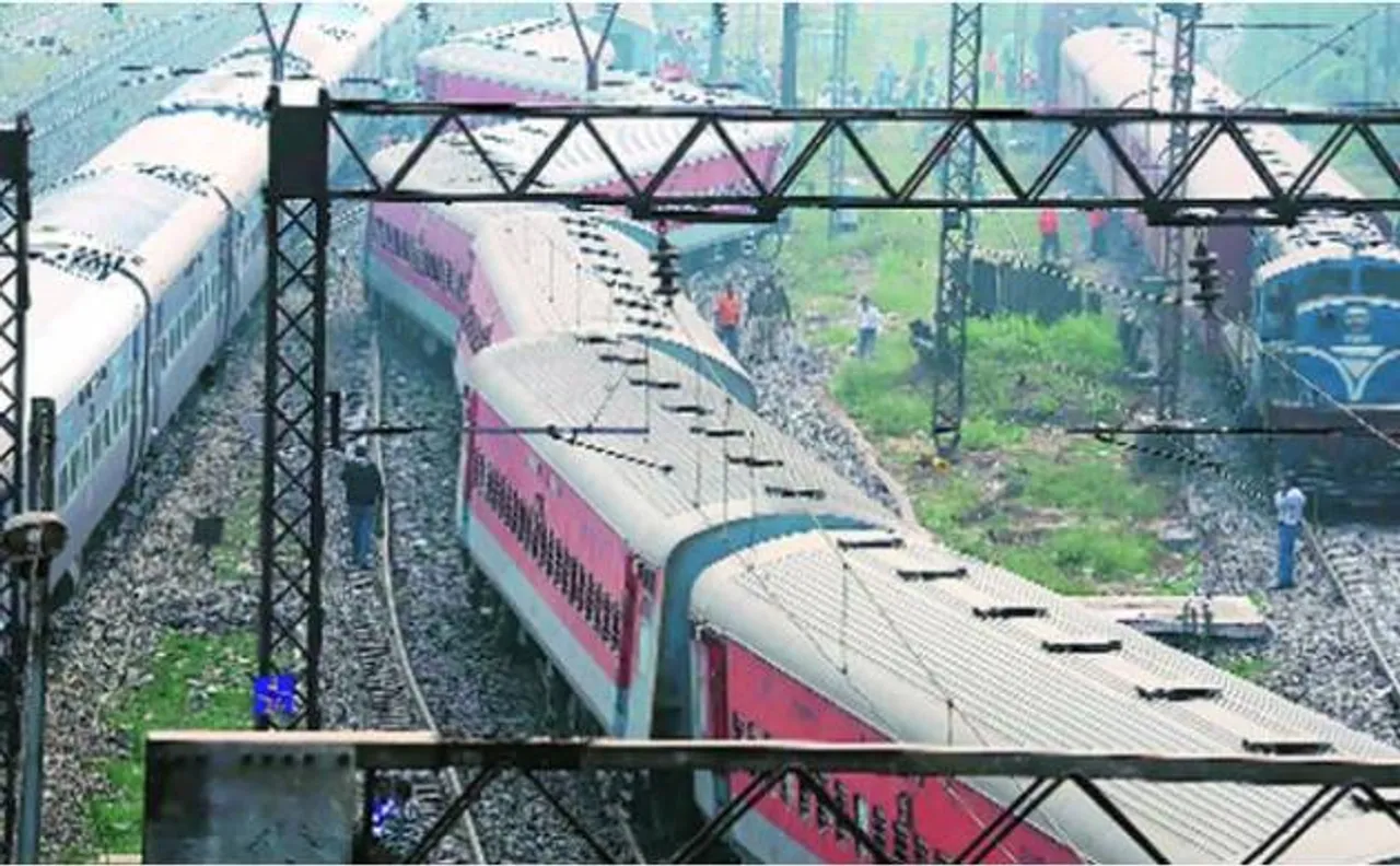 दिल्ली में कम दृश्यता के कारण 25 ट्रेनें लेट, 5 के समय में किया बदलाव