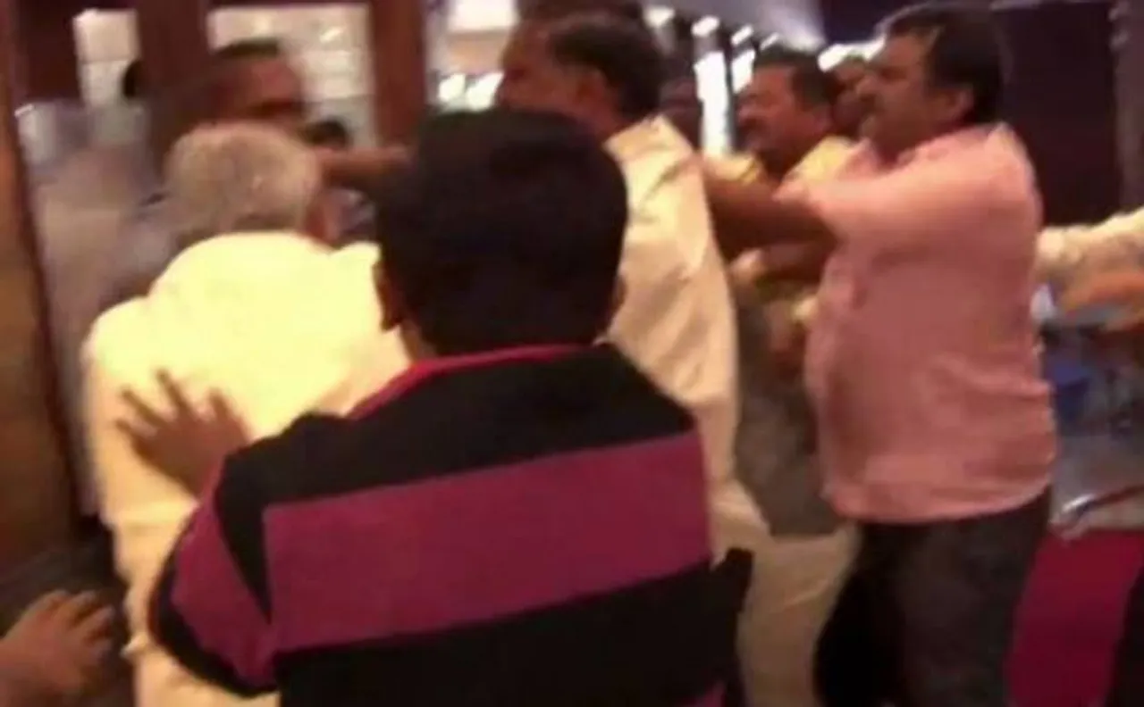 वीडियो में देखें कर्नाटक के पत्रकार की पिटाई, बीजेपी नेताओं के खिलाफ शिकायत दर्ज़