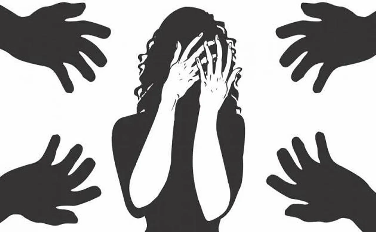 दिल्ली: अवैध शराब माफियाओं ने महिला आयोग की कार्यकर्ता को निर्वस्त्र कर पीटा