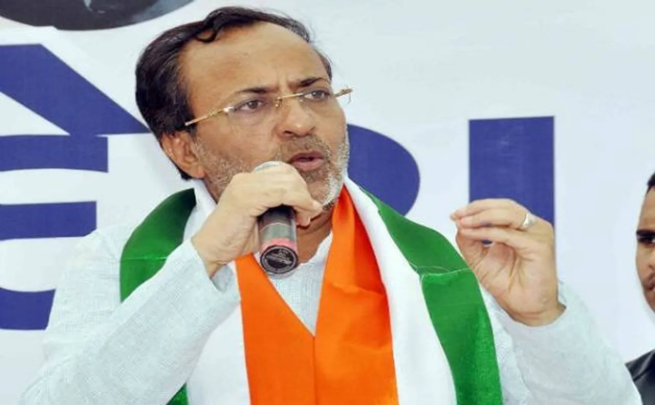 कांग्रेस ने पोरबंदर में लगाया ब्लूटूथ के जरिए ईवीएम से छेड़छाड़ का आरोप, चुनाव आयोग ने दिए जांच के आदेश
