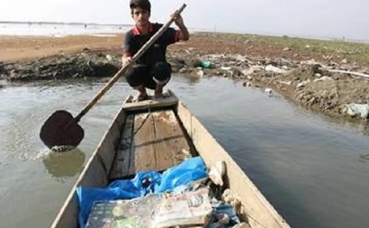 जम्मू-कश्मीर: पहले झील के पास बीनता था कूड़ा, अब बना डल झील और अन्य जलाशयों का ब्रांड एंबेसेडर