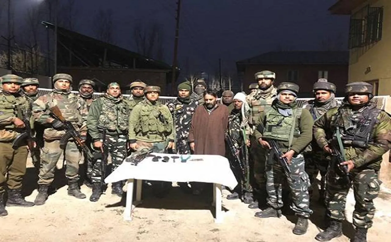 जम्मू-कश्मीर: हंदवाड़ा से लश्कर का एक आतंकी गिरफ्तार, कई हथियार बरामद