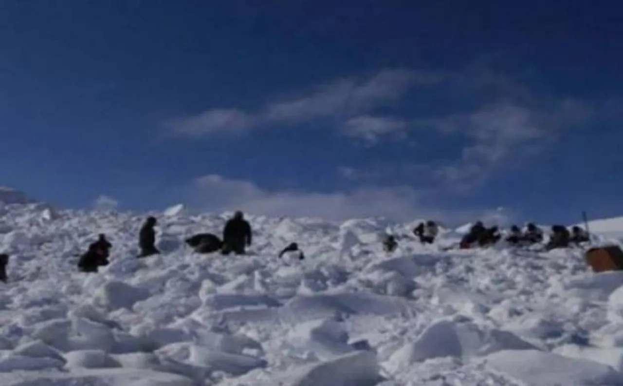 Watch: जम्मू-कश्मीर के बांदीपोरा में सैन्य चौकियां हिमस्खलन की चपेट में, 5 जवान लापता