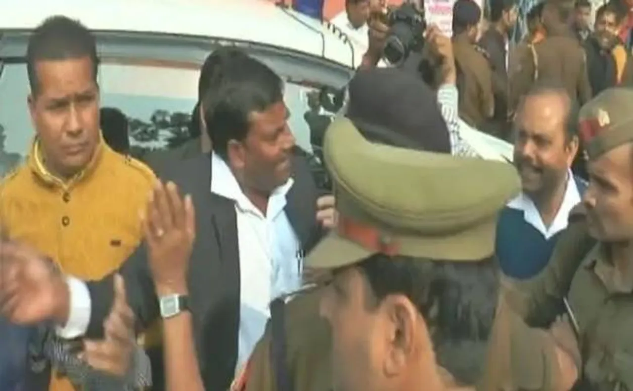 अलीगढ़: कॉरपोरेटर के उर्दू में शपथ लेने पर BSP और BJP सदस्यों में हंगामा