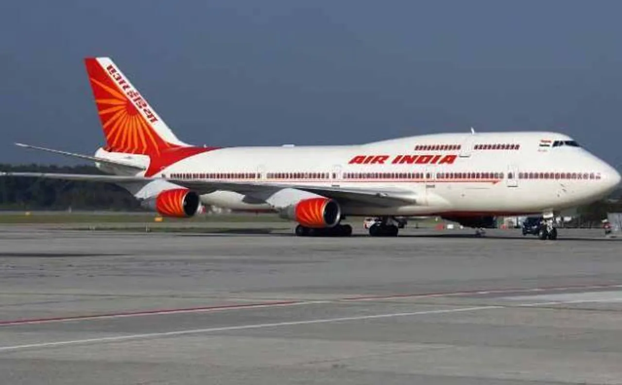 एयर इंडिया की फ्लाइट हुई लेट, विमान में सवार मंत्री गजपति राजू के खिलाफ प्रदर्शन