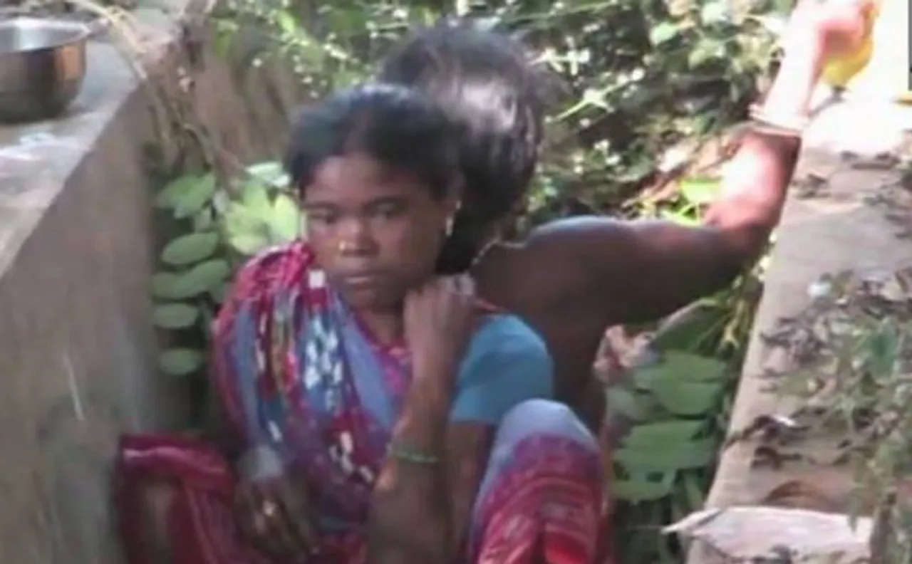ओडिशा: अस्पताल की बेरुखी के बाद आदिवासी महिला ने नाले के पास दिया बच्ची को जन्म
