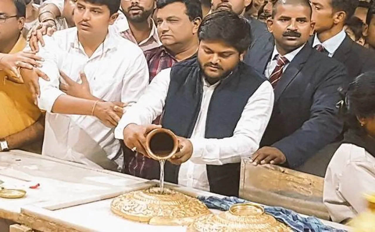 गुजरात चुनाव: मंदिर में पूजा के बाद बोले हार्दिक, एटीएम हैक हो सकता है तो EVM क्यों नहीं ?