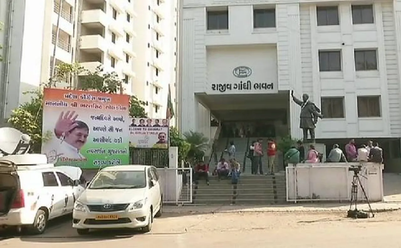 जीत के जश्न में मग्न बीजेपी, कांग्रेस मुख्यालय के बाहर सन्नाटा पसरा