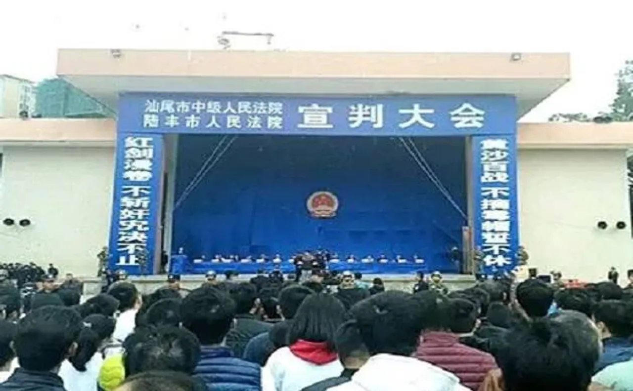 चीन: खचाखच भरे स्टेडियम में लोगों के सामने 10 दोषियों को फांसी पर चढ़ाया