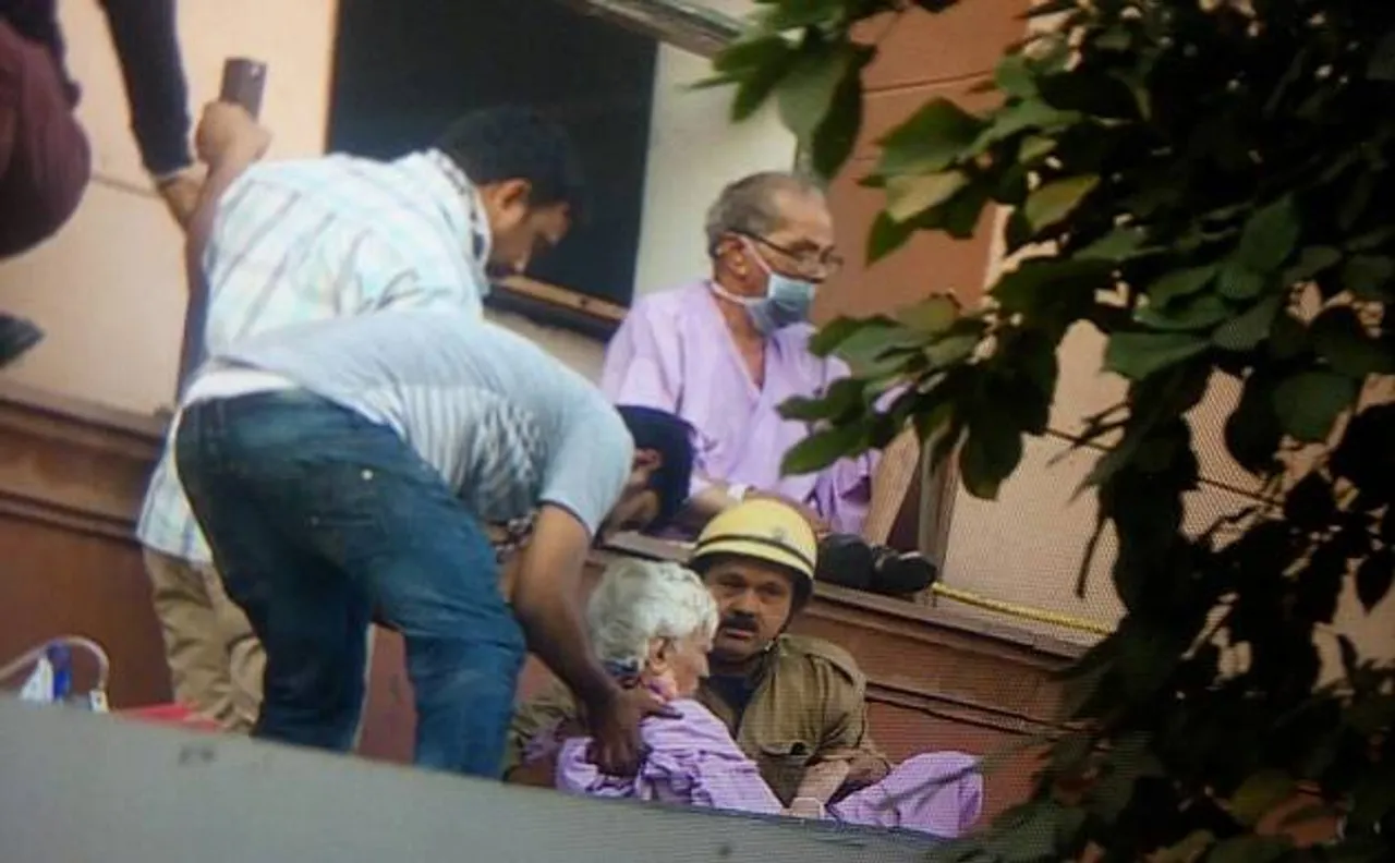 दिल्ली: मेट्रो हॉस्पिटल में लगी भीषण आग, अंदर फंसे 84 मरीजों को किया रेस्क्यू