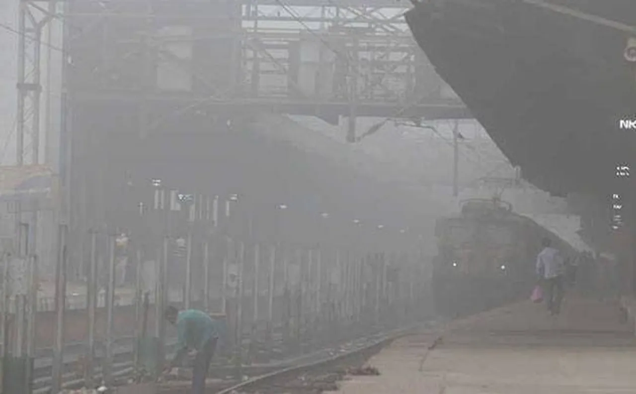 कोहरे के कारण 15 ट्रेन हुई रद्द, 4 के समय में फेरबदल