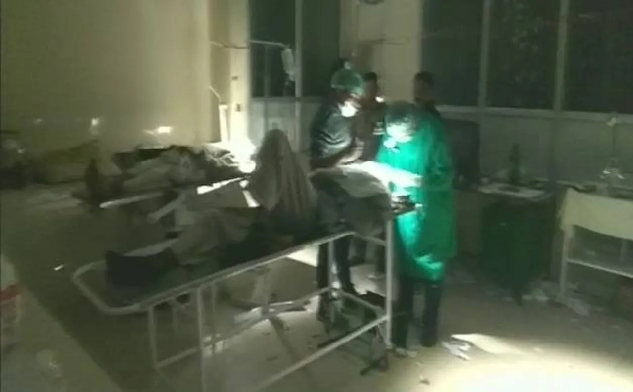 उत्तर प्रदेश: उन्नाव में टॉर्च की रोशनी में कर डाला 32 मरीजों की आंख का ऑपरेशन, CMO नपे