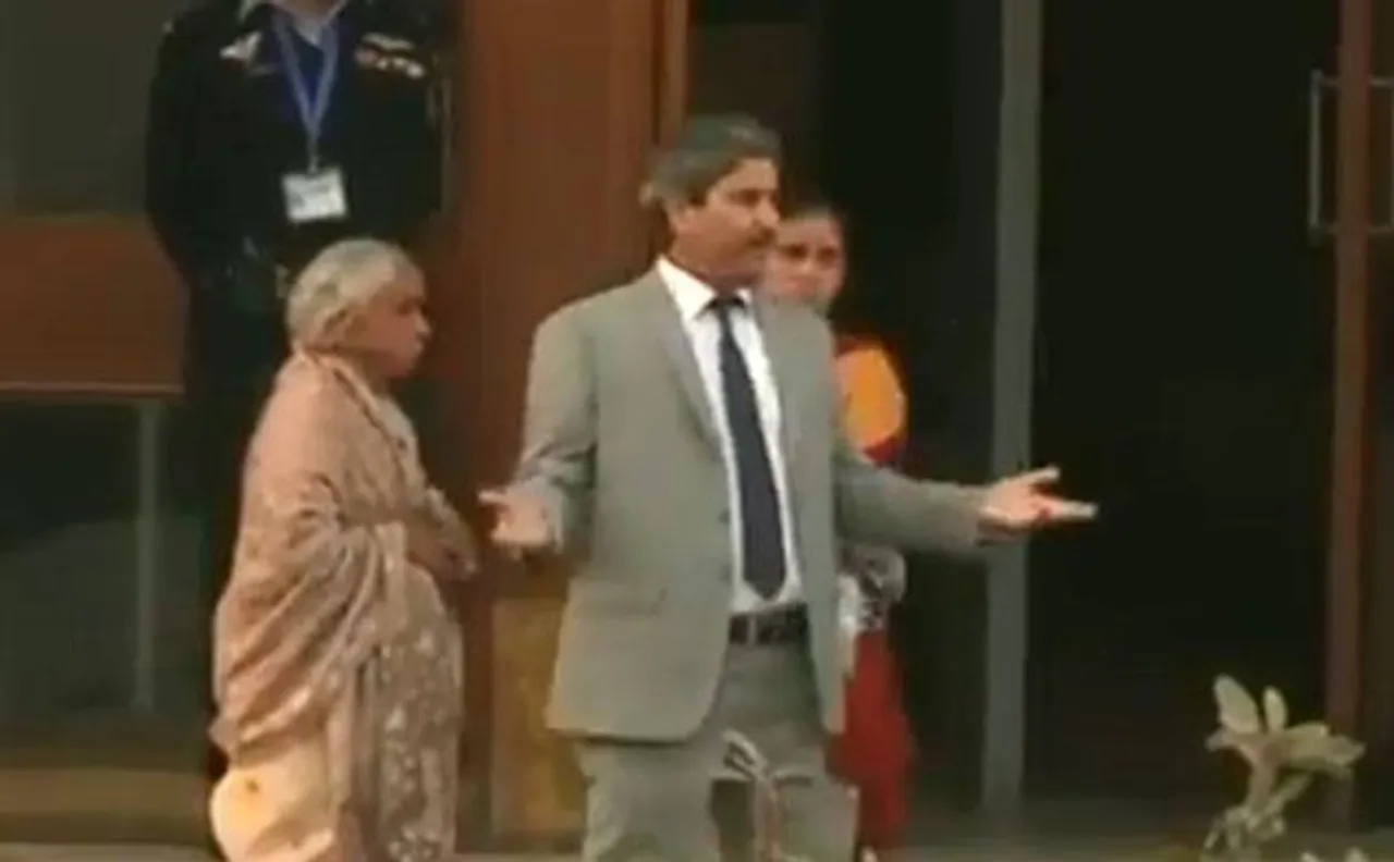 जाधव की मां-पत्नी के साथ व्यवहार पर पाक की सफाई, कहा-सुरक्षा कारणों से उतरवाए जूते