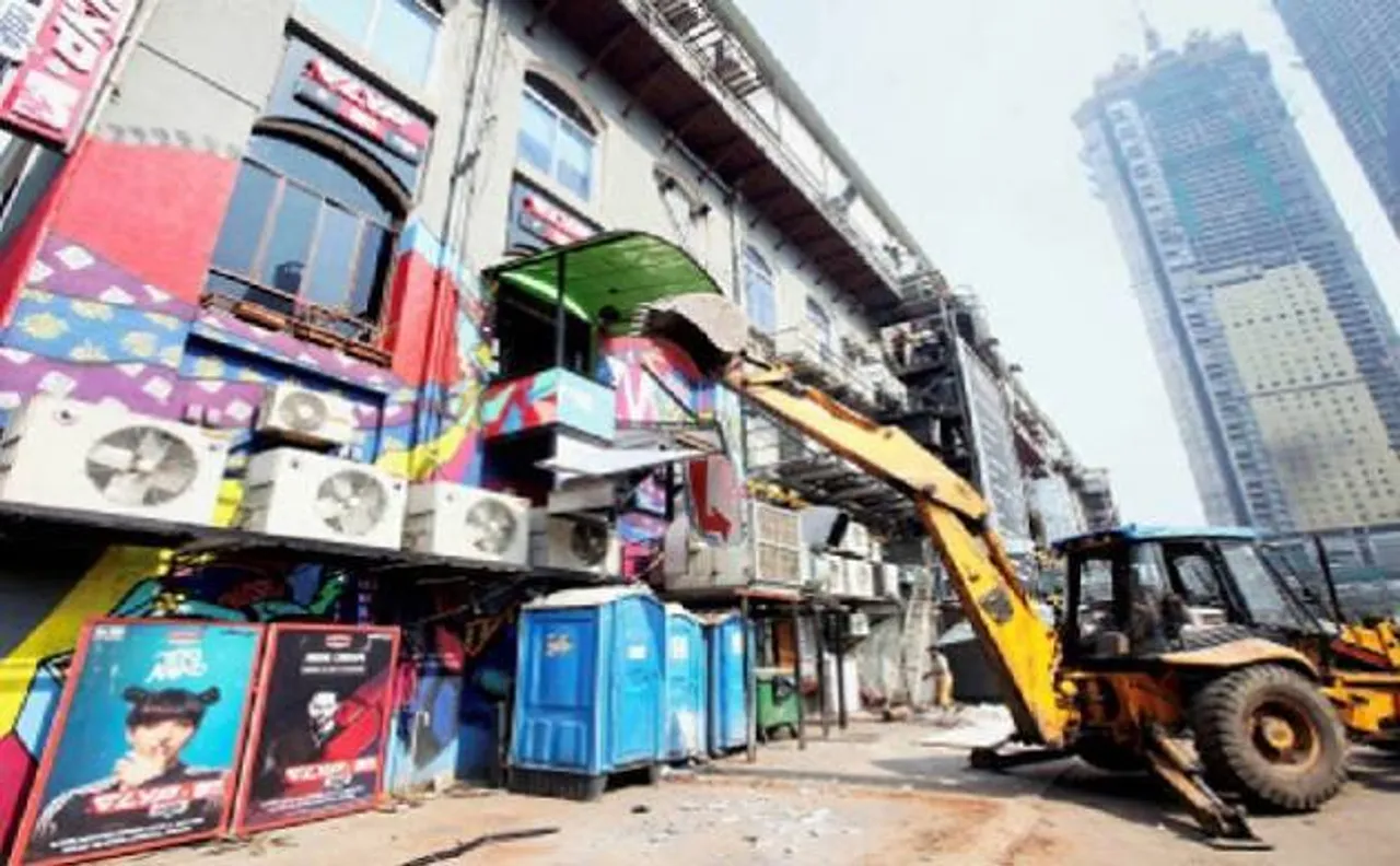 15 लोगों की मौत के बाद जागी BMC, 314 अवैध निर्माणों पर चला बुलडोजर, 7 होटल भी सील