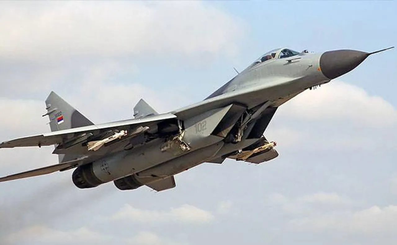 गोवा एयरपोर्ट पर MiG-29K रनवे से फिसली, ट्रेनी पायलट सुरक्षित