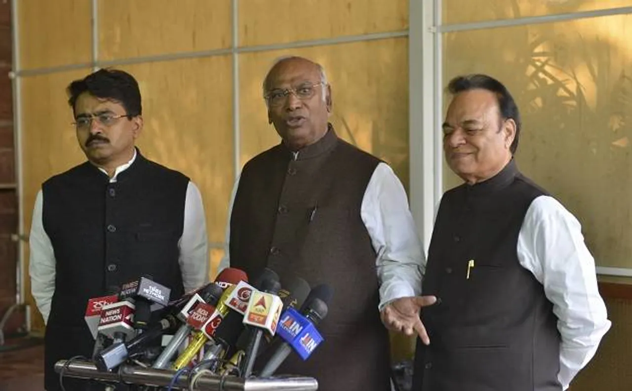 कच्चे तेल की दाम में गिरावट पर कांग्रेस का हमला, कहा- केंद्र सरकार हड़प रही है फायदा