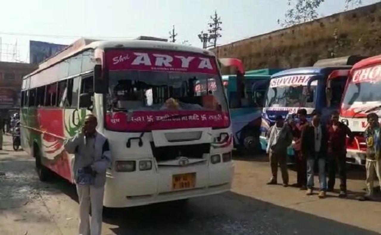 भीमा कोरेगांव हिंसा की आंच MP पहुंची, बुरहानपुर में विरोध प्रदर्शन के दौरान 12 बसों में तोड़फोड़
