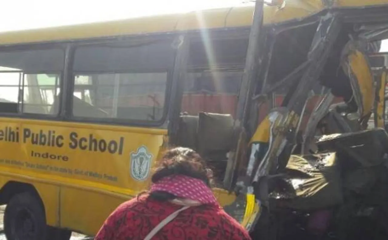 इंदौर में बस-ट्रक की टक्कर से 5 स्कूली बच्चों सहित 6 की मौत