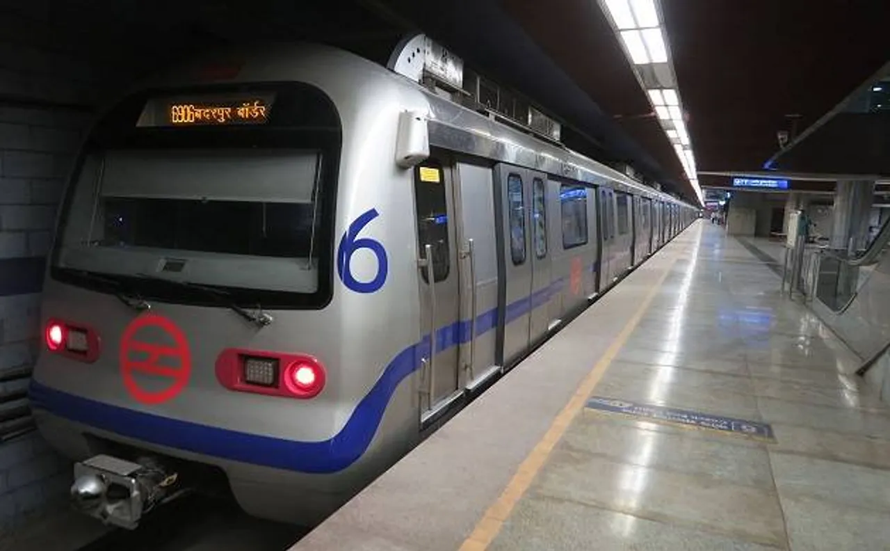 दिल्ली: पत्नी के अवैध संबंधों से हुआ हताश, मेट्रो के आगे कूदकर की खुदकुशी