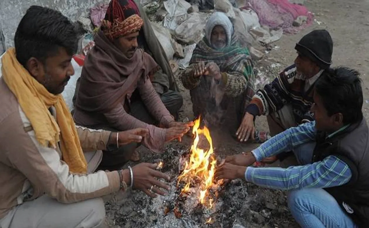 कड़ाके की ठंड से कांपा पूरा उत्तर भारत, कोहरे की वजह से 18 ट्रेनें रद्द, 49 लेट