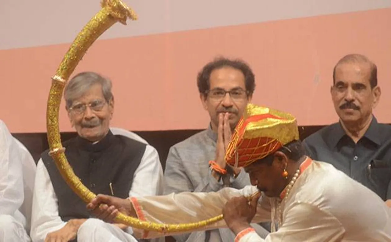 भीमा-कोरेगांव हिंसा: शिवसेना का फडणवीस सरकार पर निशाना, कहा- महाराष्ट्र 'अराजकता' की ओर बढ़ रहा है