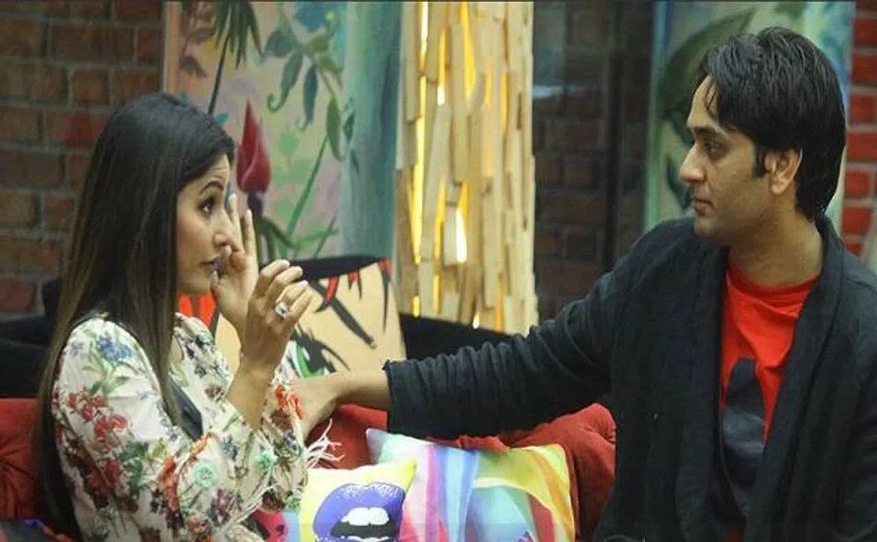 Bigg Boss 11: घरवालों ने टास्क के दौरान हिना खान पर बोला हमला, कहा गंदा गेम खेल रही हैं