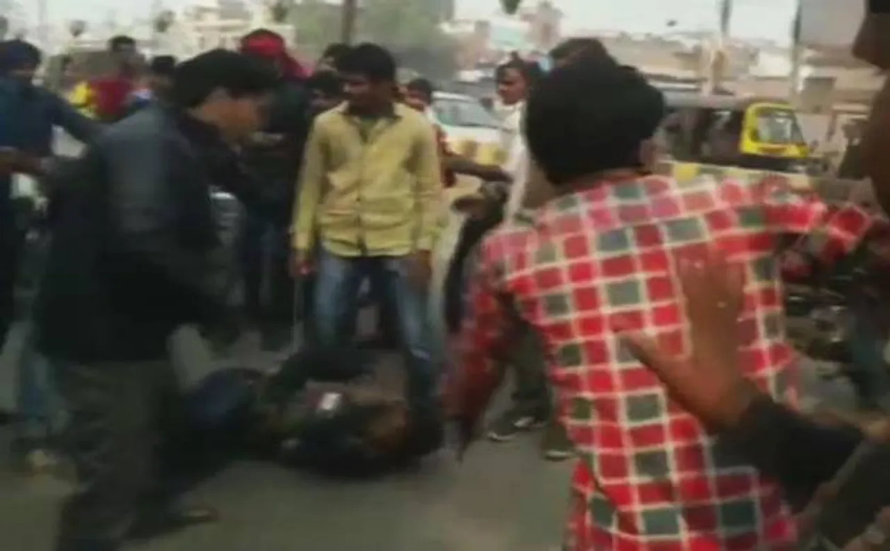 मुगलसराय: गाय चोरी करने के आरोप में दो युवकों की भीड़ ने की पिटाई, किया बुरा हाल