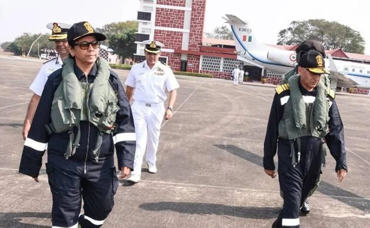रक्षामंत्री सीतारमण ने की MiG-29K की सवारी, रात में टेकऑफ का लिया लुत्फ