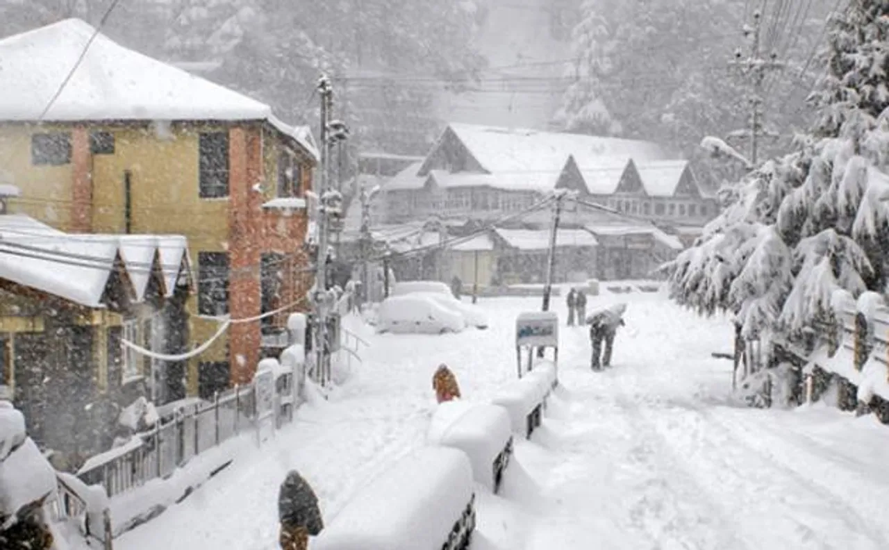 स्विट्जरलैंड में भारी बर्फबारी में फंसे 13 हजार पर्यटक