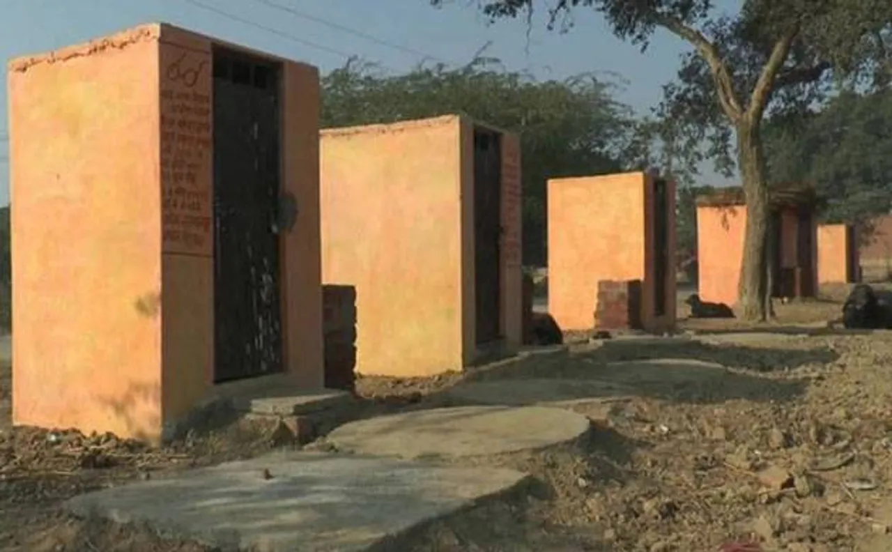 टॉयलेट पर चढ़ा भगवा रंग, अखिलेश बोले- BJP कर रही है धर्म का अपमान