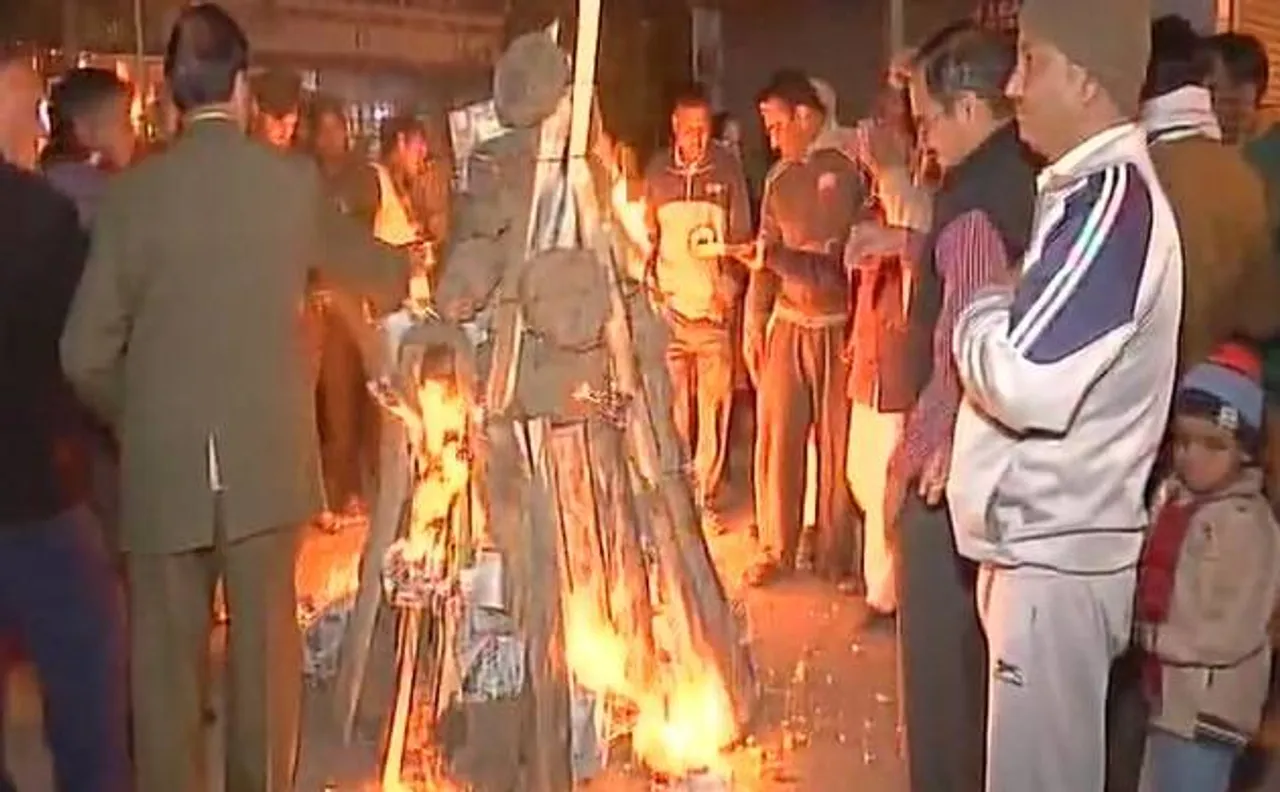 पूरे देश में धूमधाम से मनाया जा रहा है लोहड़ी का त्यौहार, जवानों के बीच भी रही इसकी धूम