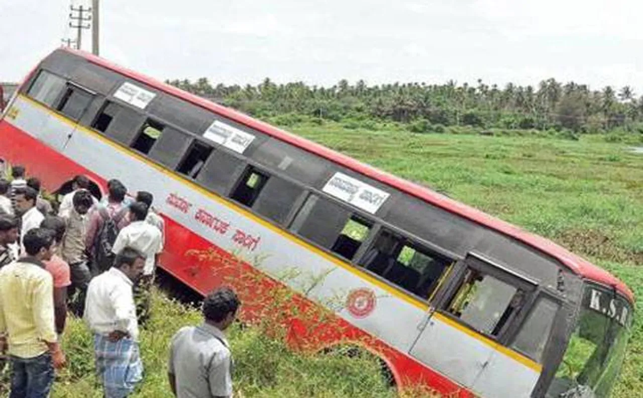 कर्नाटक में बस झील में गिरी, 8 की मौत