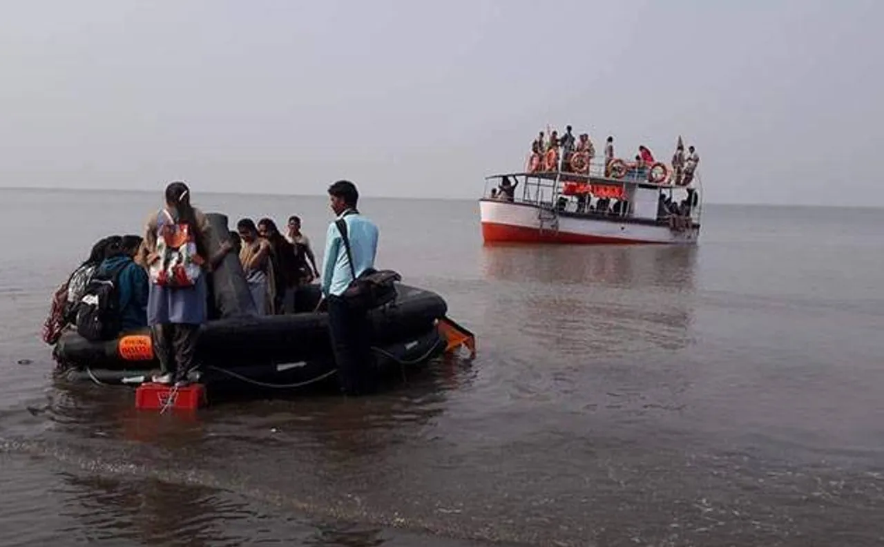 महाराष्ट्र: दहानू में समुद्र में नाव पलटी, 4 की मौत, 32 स्कूली बच्चे बचाए गए