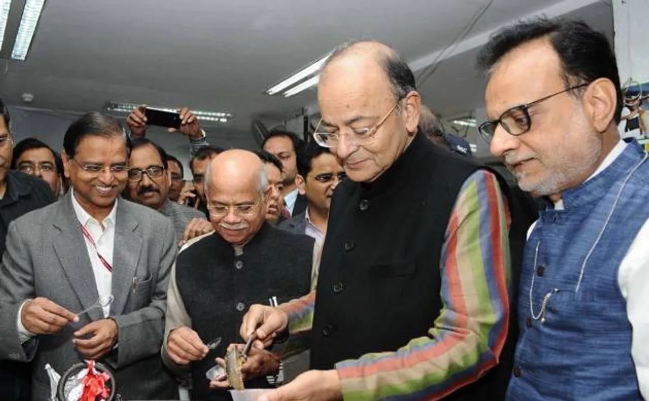 अरुण जेटली ने अधिकारियों को बजट पूर्व हलवा परोसा