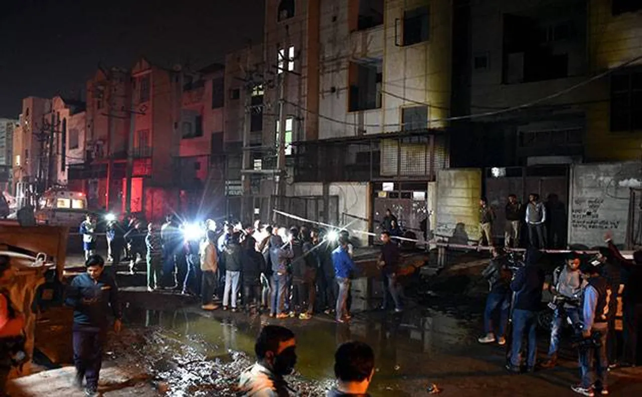 दिल्ली: बवाना इंडस्ट्रियल एरिया में आग, 17 की मौत, केजरीवाल सरकार ने दिये जांच के आदेश