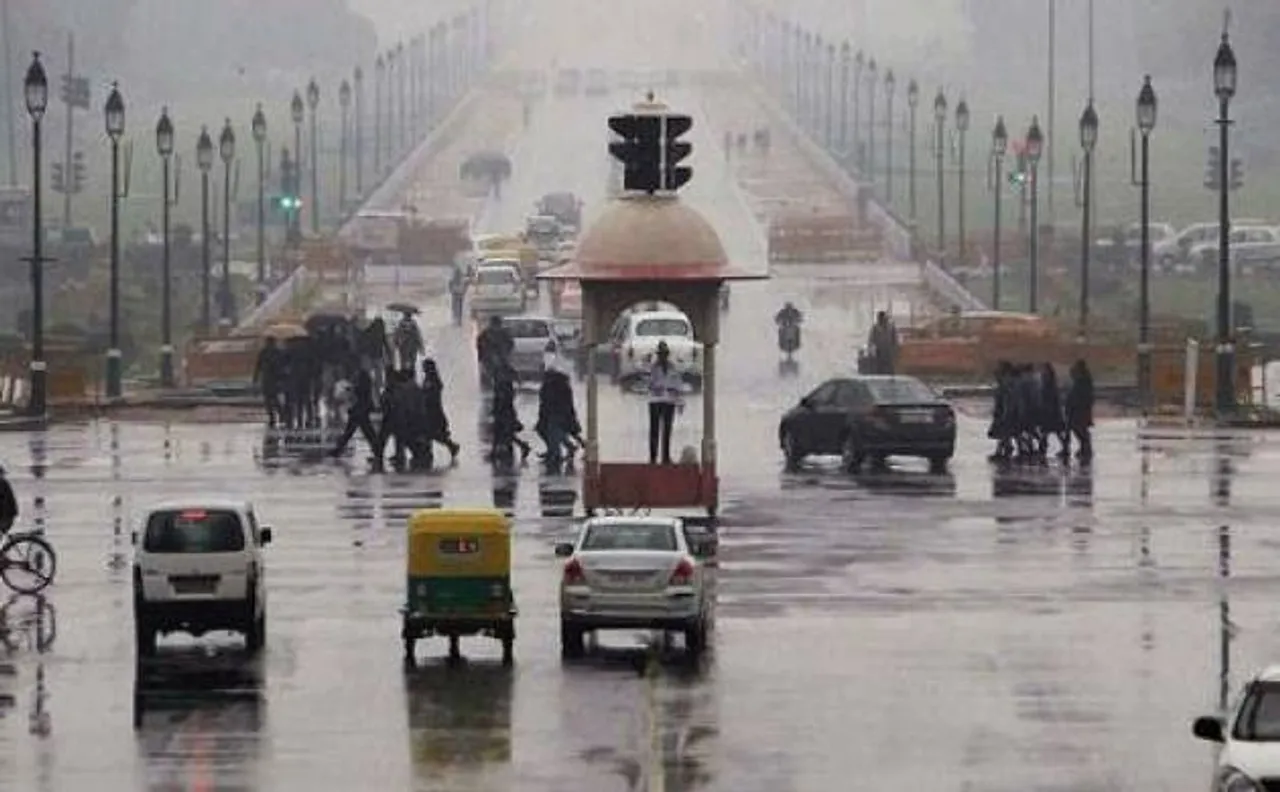 दिल्ली में बारिश से मौसम हुआ फिर सर्द, लगा ट्रैफिक जाम